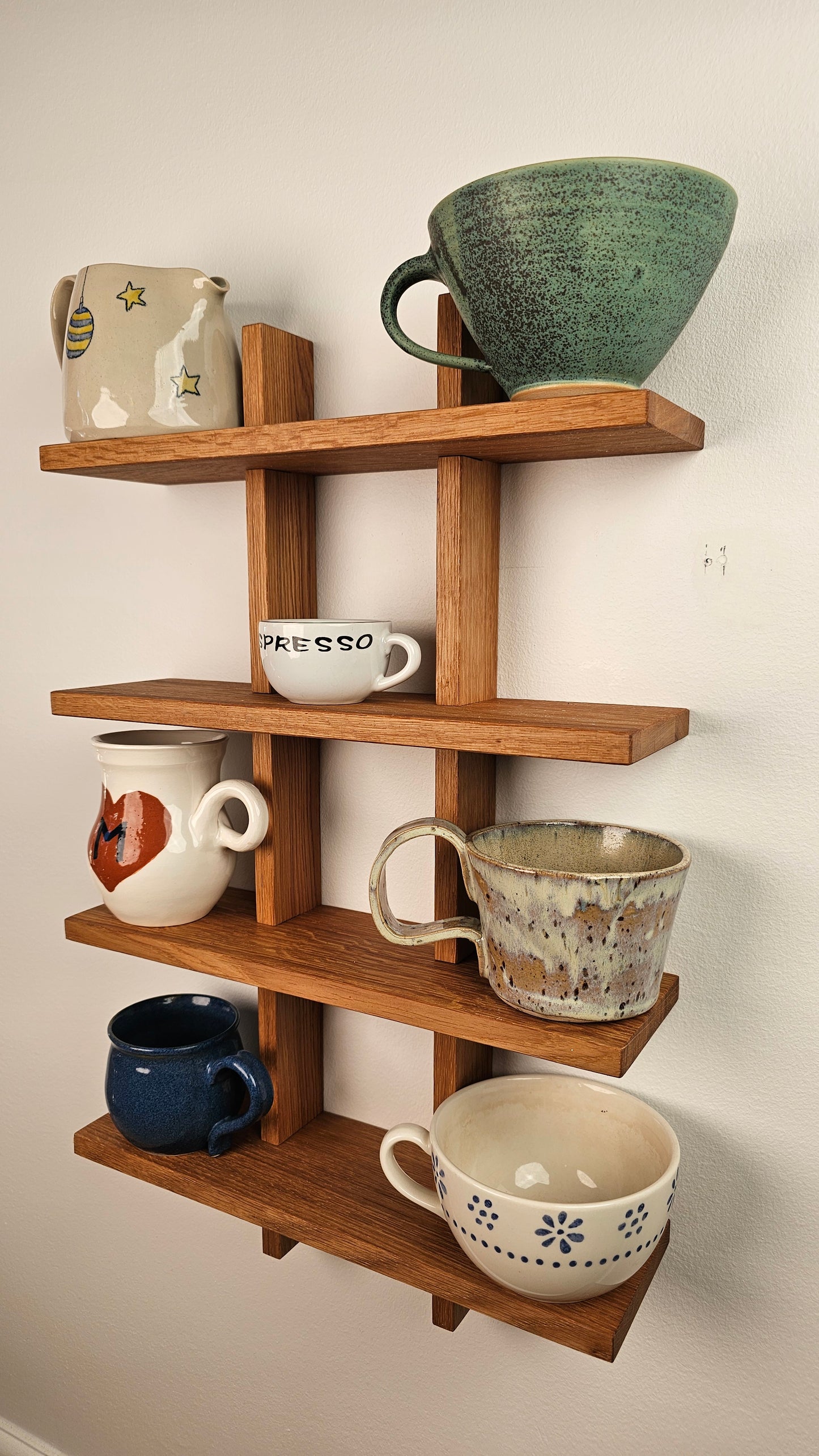 Hebe - den elegante kopreol i massiv eg med plads til store krus, hanke og små vaser