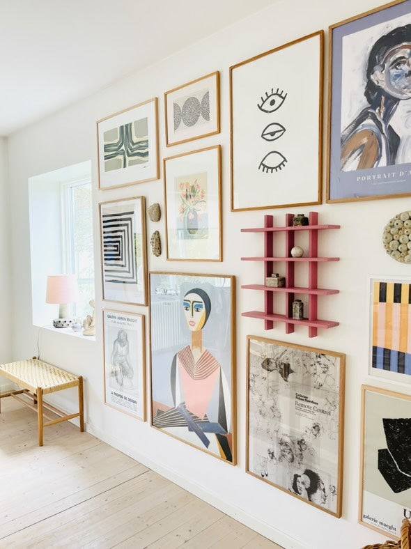 Hebe - den elegante kopreol i massiv eg med plads til store krus, hanke og små vaser