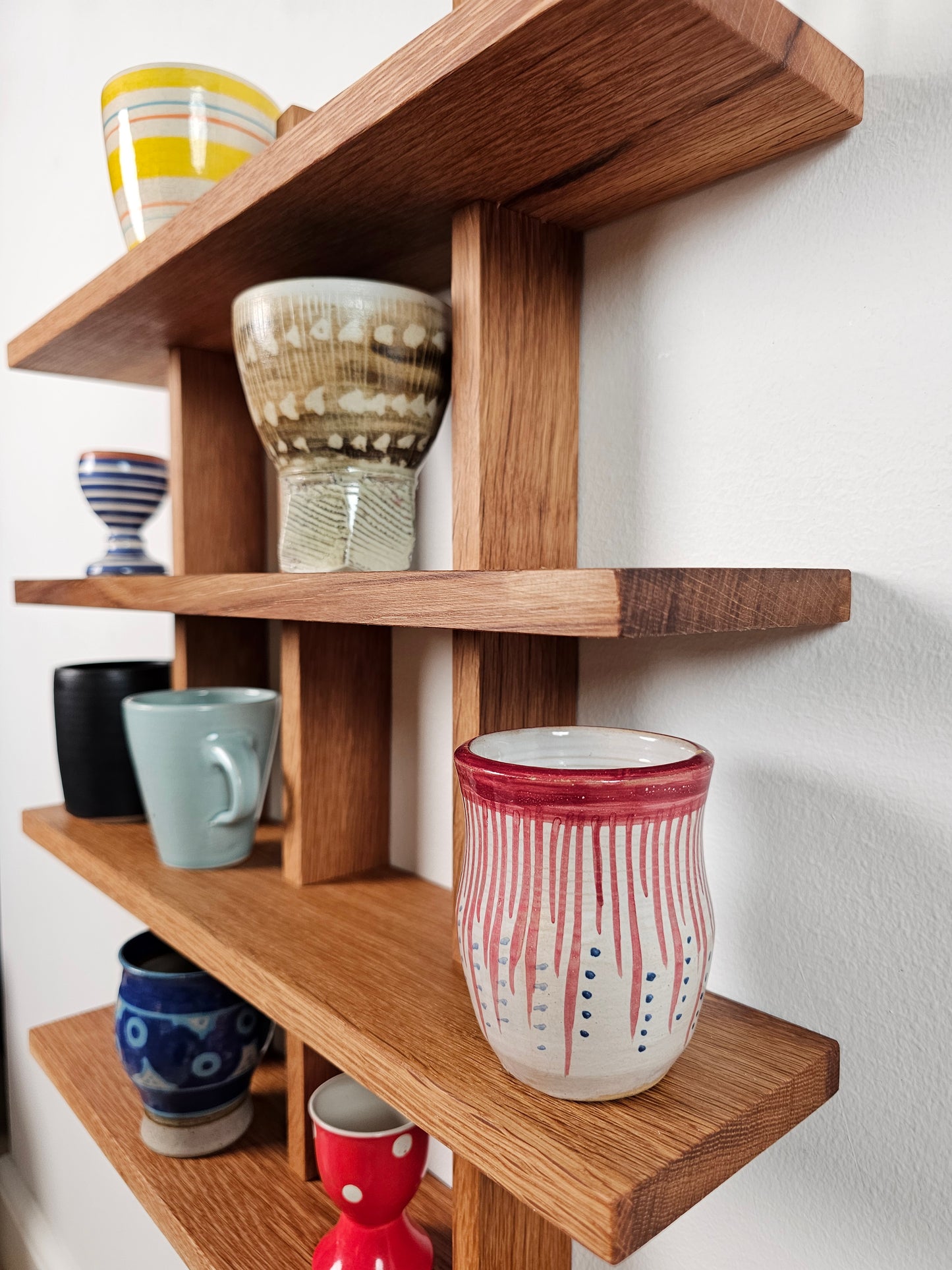 Hebe - den elegante kopreol i massiv eg med plads til store krus, hanke og små vaser
