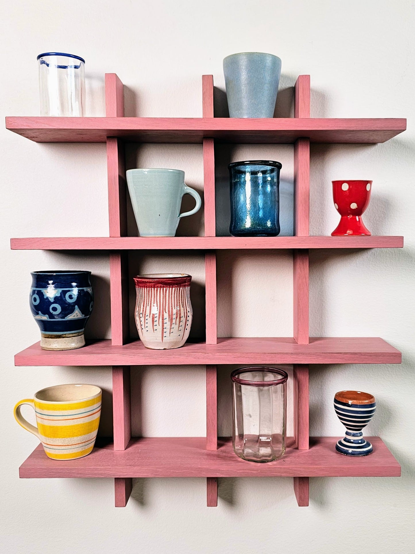 Hebe - den elegante kopreol i massiv eg med plads til store krus, hanke og små vaser